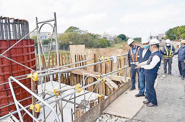 建設局長陳大田日前赴工地視察溫寮溪進度，期勉道路如期如質完工，紓解交通車流及促進區域發展。(台中市政府提供／陳世宗台中傳真）