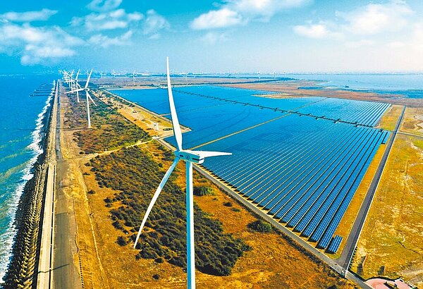 台電持續邁向「電力淨零」,截至110年底,台電再生能源裝置容量已達1,040.9萬瓩。圖/台電提供