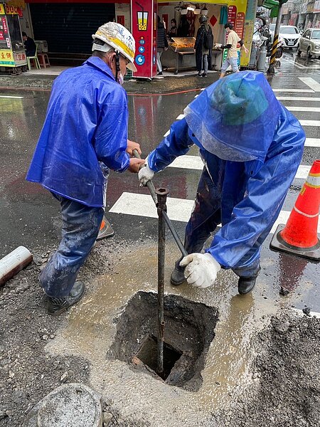 人員與機具進場搶修。圖/台灣自來水公司第八區管理處提供