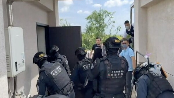 台中市刑大破獲林姓男子為首的毒品分裝場,特警趁涉案人睡眠時攻堅,有歹徒還躺在床上,身體赤裸即落網。圖/讀者提供