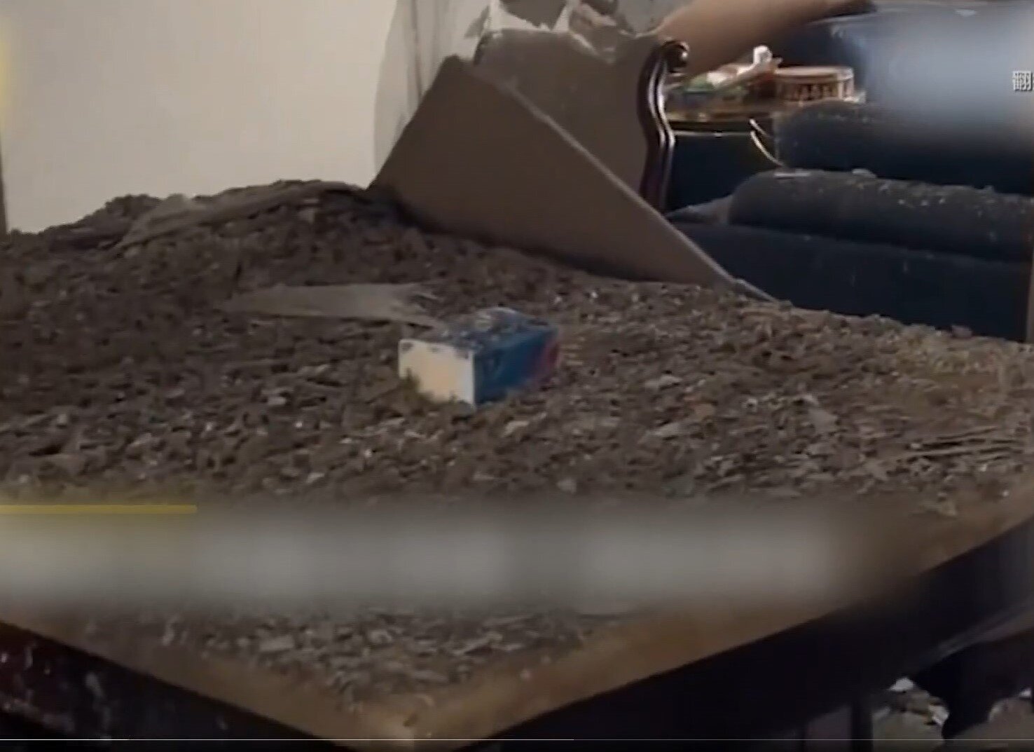 ▼屋主回家發現天花板大崩落。（圖／翻攝自微博）