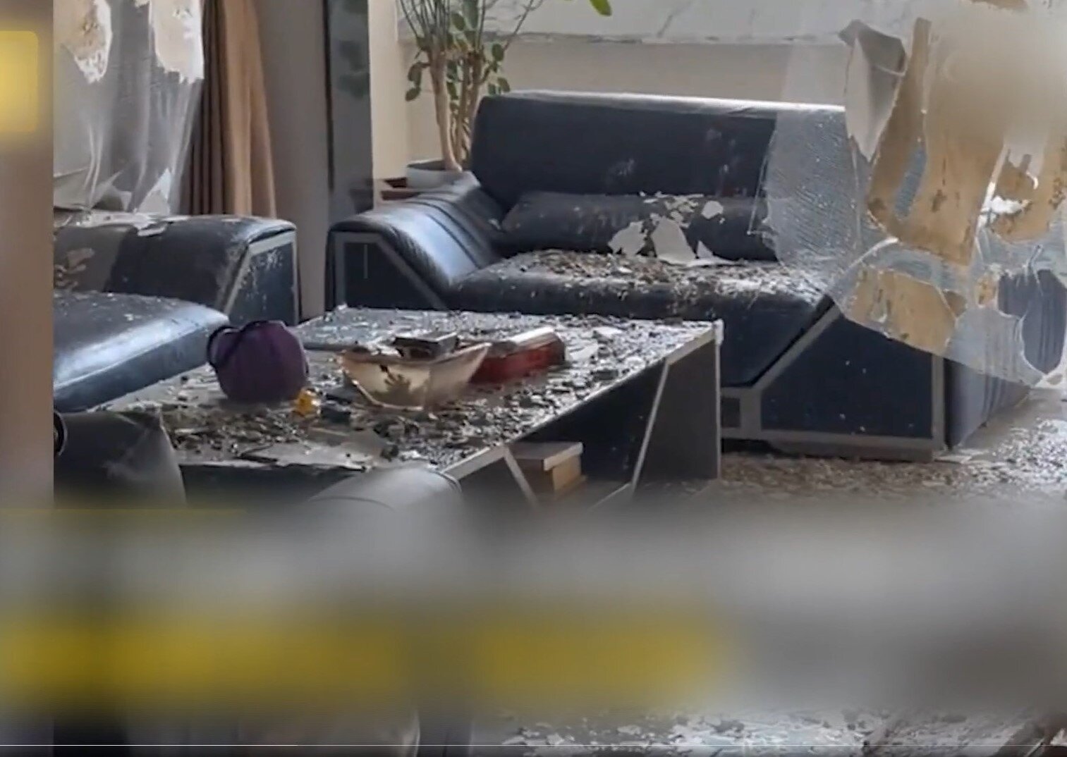 ▼房屋地板都是粉塵碎屑。（圖／翻攝自微博）