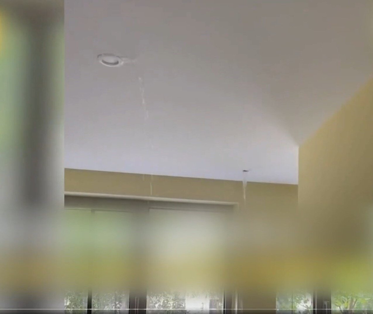 ▼天花板傳出下雨的水滴聲。（圖／翻攝自微博）