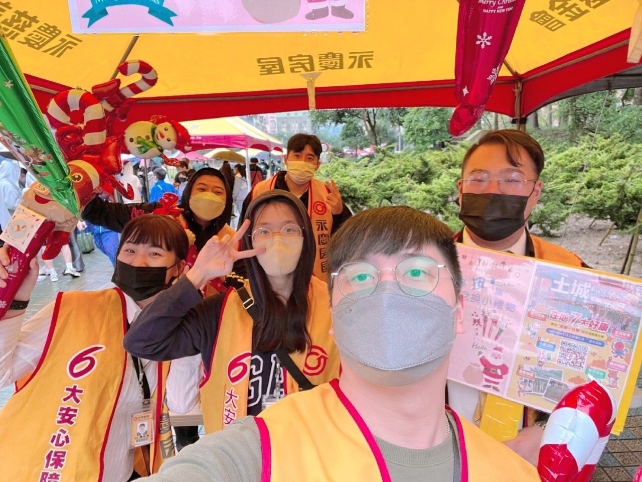 台北市懷生雙語國中、誠正國中及新北市清水高中校慶在周末登場,永慶房屋不只贊助活動帳棚搭設,還加碼聖誕造型氣球,與師生校慶同樂。圖/永慶房產集團提供