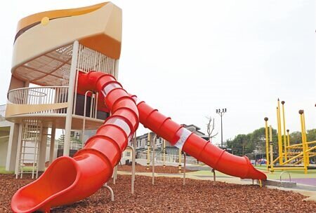 屏東一鄉一共融遊戲場原鄉版14日首度開箱,2大特色遊具「百步蛇遊戲高塔」、「刺福球攀爬網架」完美展現原民文化意象。(謝佳潾攝)