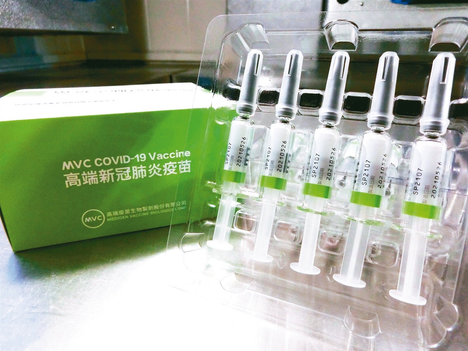 食藥署前晚公布高端疫苗保護效益評估會議紀錄，揭露疾管署提供真實世界數據，才讓高端順利過關。本報資料照片 
