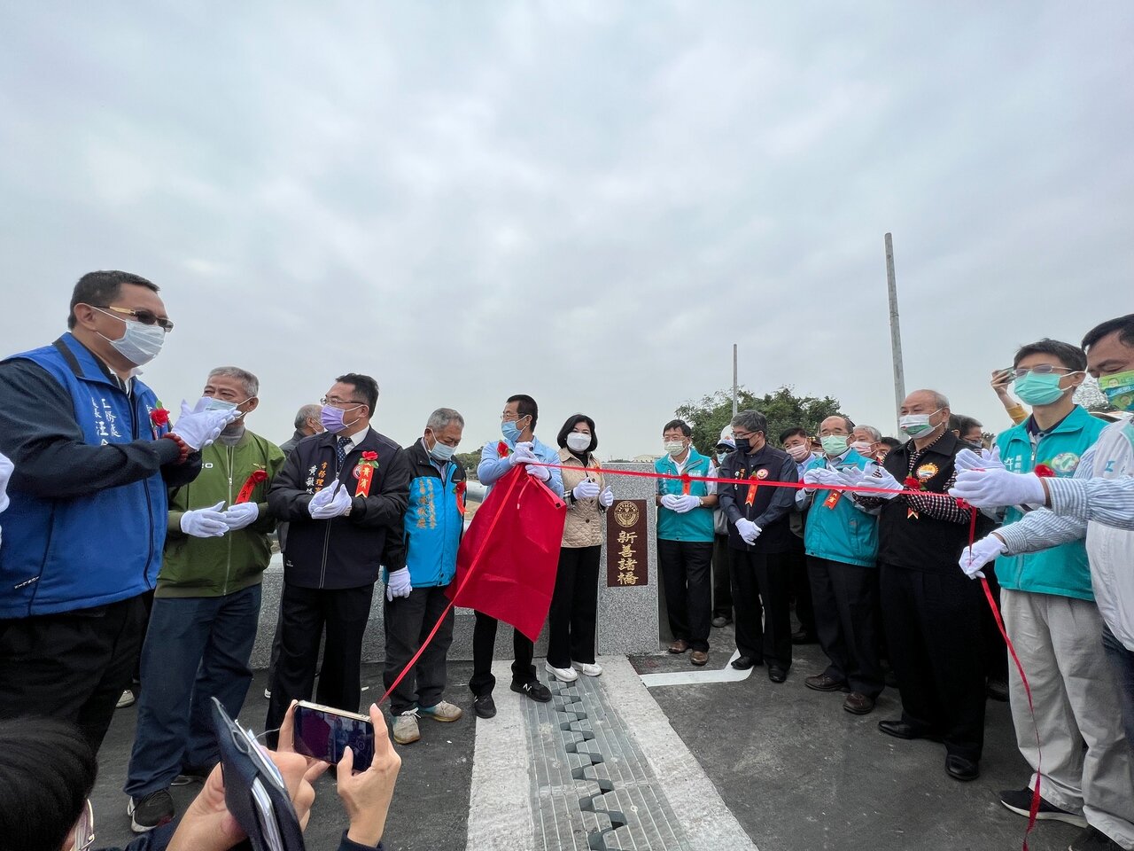 雲林大埤鄉、嘉義大林鎮往來重要橋梁新善諸橋昨由雲林縣長張麗善(中左)、嘉義縣副縣長劉培東(中右)剪綵通車。記者陳苡葳/攝影