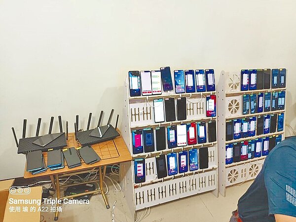 警方掃蕩藏身高雄市美術館特區洗錢水房集團,入內可發現替「娛樂城、博奕網站」以代收、代付方式進行出金、匯款並轉帳大額款項至人頭帳戶。(翻攝照片/洪靖宜高雄傳真)