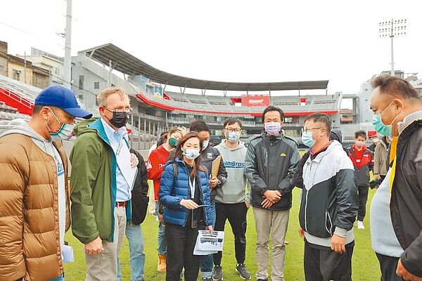 美國職棒大聯盟場務專業團隊14日到新竹棒球場場勘,對WBC熱身賽在新竹舉行表示樂觀。(新竹市政府提供/陳育賢新竹傳真)