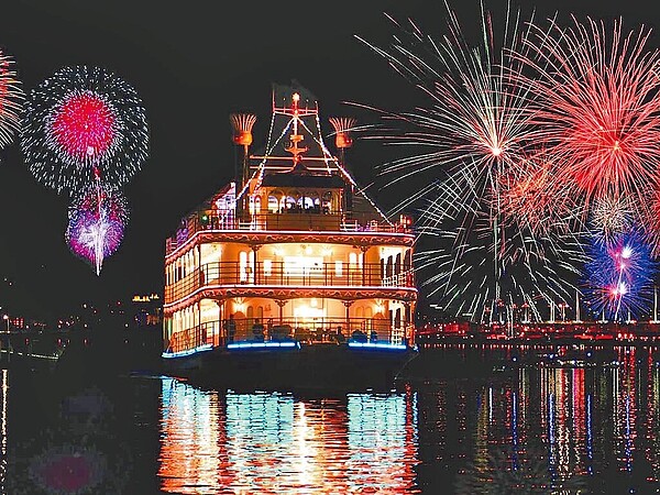 新北煙火施放當天,有百名登記報名的民眾將搭上淡水河最大郵輪,以獨家視角欣賞最完整的新北跨年煙火秀。(新北市文化局提供/黃敬文新北傳真)