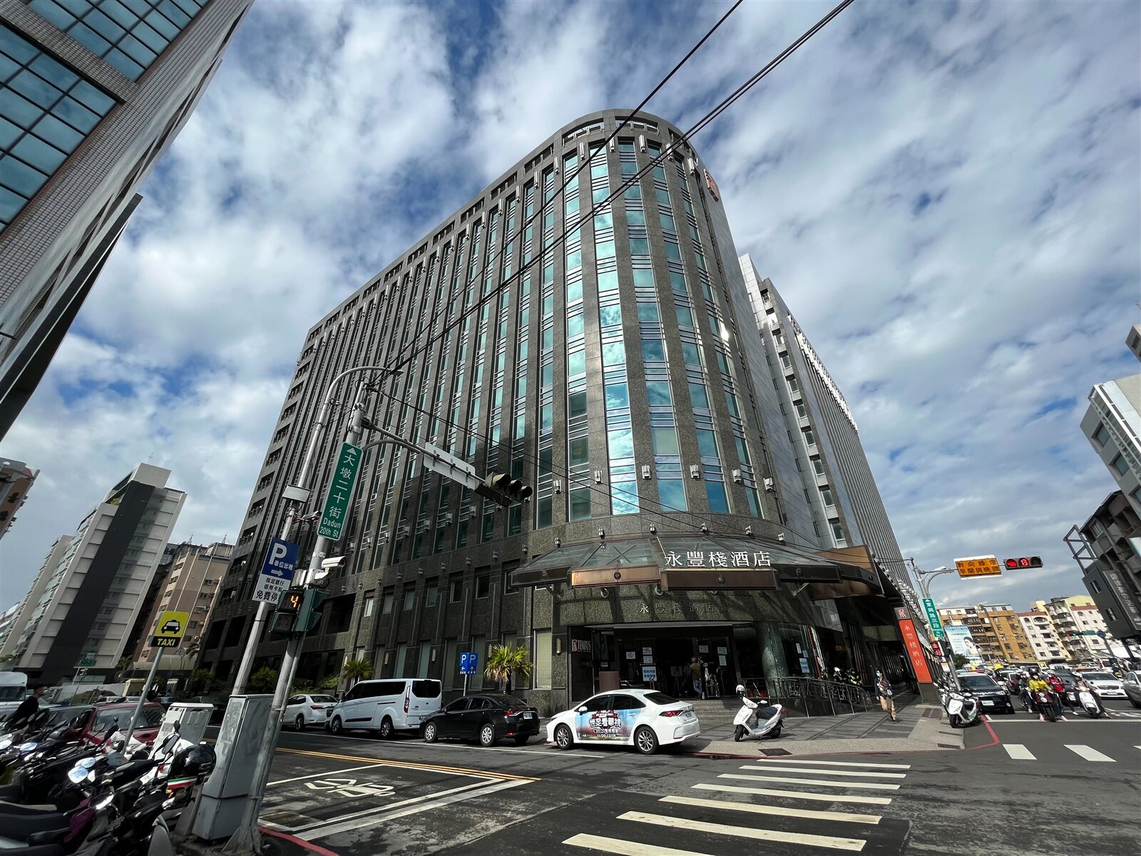 台中市知名指標性酒店永豐棧酒店屢傳糾紛,創辦人何豐棧今天宣布,已經向台中市府申請,永豐棧自12月16日起暫停營業。記者余采瀅/攝影