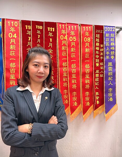 37歲才轉戰房仲業的李宥溱,在永慶房屋的收入保障下安心學習專業,加入永慶房屋短短兩年,李宥溱已成為百萬年薪一族!圖/永慶房產集團提供