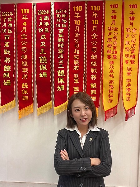 永慶房屋經紀人饒佩姍從百貨公司銷售業務轉換跑道至房仲業,在永慶一對一師徒制的幫助下,轉職一年月收6位數!圖/永慶房產集團提供