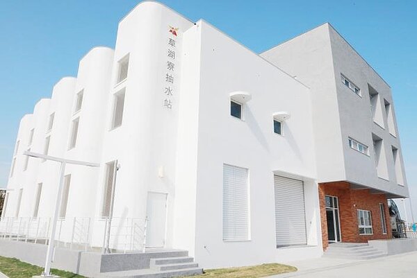 草湖寮抽水站設置4部4.5噸/秒抽水機組及一部備用機組,每秒可抽排18噸的CD幹線洪水。圖/台南市政府提供