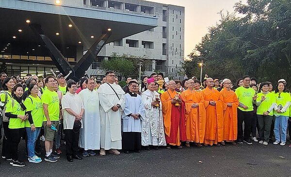 為了替所有受苦的弱勢族群祈福，天主教單國璽基金會、天主教高雄教區、佛光山寺以及國際佛光會於12月10日共同舉辦「2022活出愛祈福之路」健走活動。圖／永慶房產集團提供