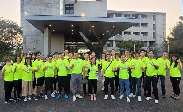 永慶慈善基金會與永慶房產集團高雄區四品牌經管會熱情響應2022活出愛祈福之路健走活動。圖／永慶房產集團提供