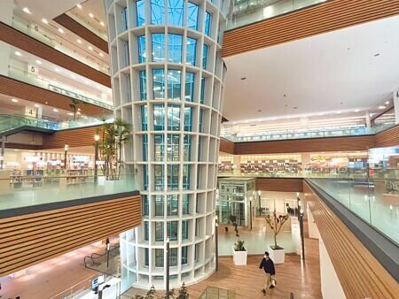 桃園市立圖書館新總館耗時4年建置,有著全台最美圖書館的稱號,分為圖書館棟與電影院棟,其中圖書館棟將於17日開館試營運。(陳夢茹攝)