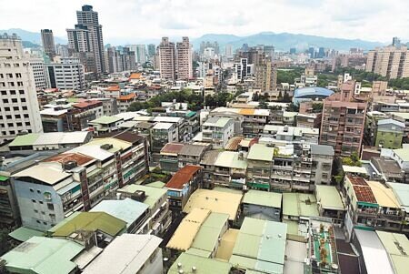 央行一連4次升息,業者憂心2023年房市恐難樂觀。圖為大台北地區住宅區。(本報資料照片)