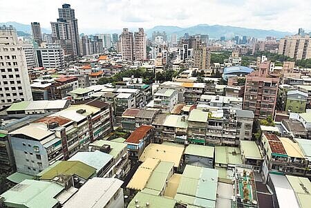 央行一連4次升息,業者憂心2023年房市恐難樂觀。圖為大台北地區住宅區。(本報資料照片)