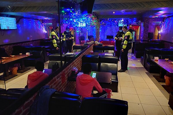 新店寶橋工業區內一間違規營業視聽歌唱場所,14日遭公安小組斷電。圖/新北市城鄉局提供