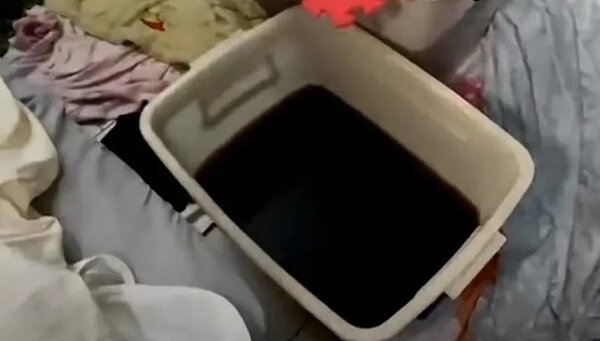 基隆一處民宅,住戶透露從今年8月家裡陸續出現漏水,而且越來越誇張,就像水簾洞。圖/東森新聞