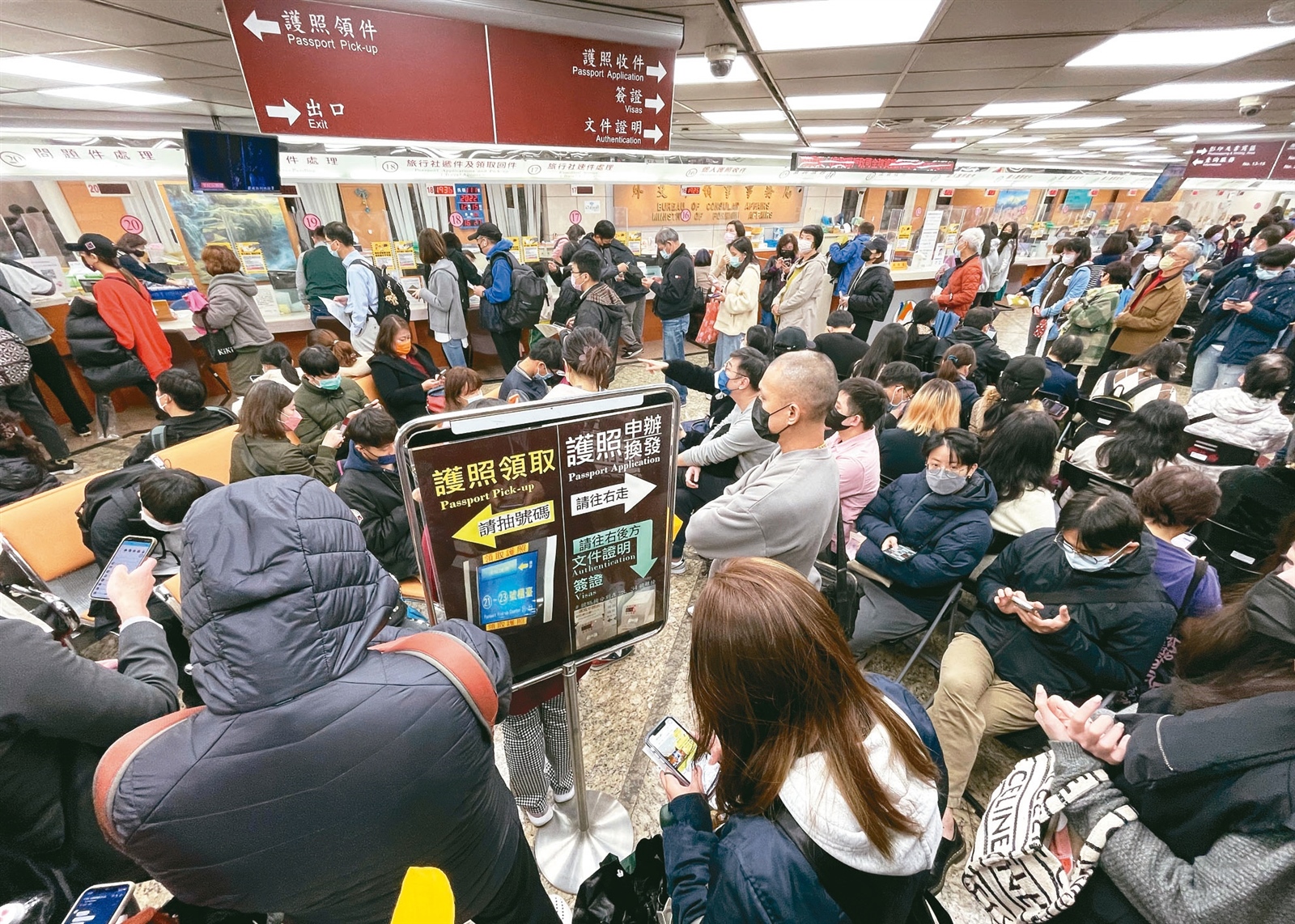 疫情解封，出國人數增多，台北領務局平均辦護照時間為兩到三個小時。記者潘俊宏／攝影 