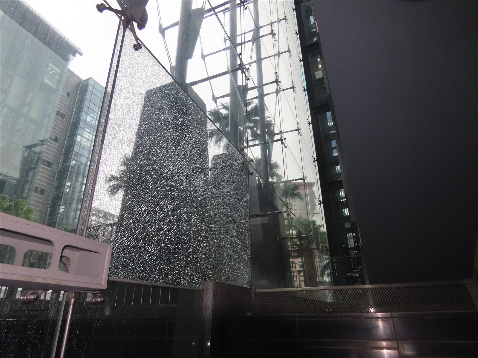 新北市府大樓裙樓一樓玻璃帷幕因熱漲冷縮爆裂。記者李定宇／攝影 