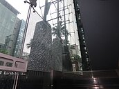 天氣超冷！新北市府帷幕驚爆裂　玻璃專家這樣說