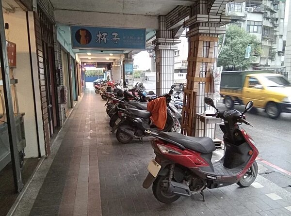 新店吉安街(安民街─安和路1段)的雙側路段19日起機車退出騎樓。圖/新北交通局提供