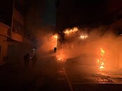 高雄鬧區待售屋陷火海　火光照亮夜空幸無人員傷亡