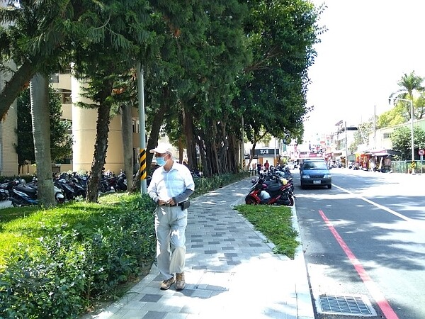 雲林虎尾科大周邊人行環境改善，機車彎及綠帶分隔人車。圖／營建署提供