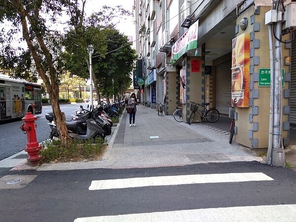 忠孝東路人行環境改善,設置機車彎分隔人車,保障行人安全。圖/營建署提供