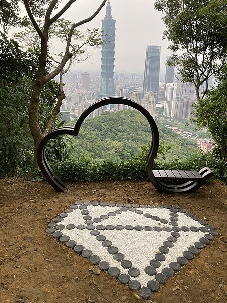 大地處於象山峰旁全新打造「鑽石造景」的平台。圖／台北市大地處提供