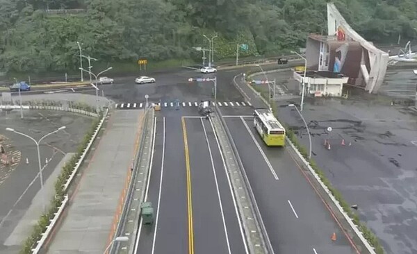 南方澳跨港大橋12月18日下午3點開放通行後,橋下增設單向行駛南側側車道、北側側車道,請用路人遵循周邊標誌、號誌行駛。圖/蘇花改工程處提供