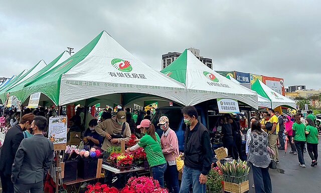 「讓孩子們的夢想發光」公益FUN市集，規劃美食、生活市集等共130個攤位，吸引了上千名民眾參與，永慶同仁也帶著家人響應活動。