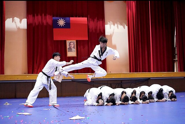 桃園楊梅高中學生們今年在跆拳道各區域比賽不斷拿下金、銀、銅牌的佳績，永慶提供30萬元善款，力挺學校運動發展