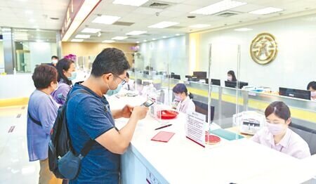 銀行業下周一將調整利率,一年期定儲機動利率將從1.340%,提高到1.465%。圖為民眾至台灣銀行辦理金融業務。(本報資料照片)