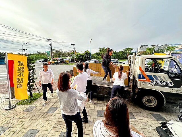 永慶加盟四品牌花蓮區經管會號召50位夥伴們,於12月1日前往花蓮縣秀林鄉小太陽學堂送物資給在地的偏鄉孩童們。