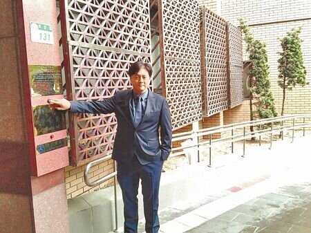 泰山董事詹皓鈞16日赴台北地檢署遞狀控告龍邦公司董事長劉偉龍加重誹謗。(陳志賢攝)