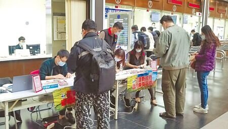 花蓮縣政府與台鐵合作推出春節返鄉專車,28日中午12時開放網路訂票,縣府分別在台北車站、花蓮縣政府民政處設取票處。(本報資料照片)