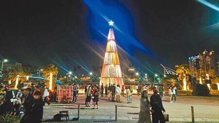 台南市河樂廣場17日與18日將舉辦耶誕市集。(程炳璋攝)