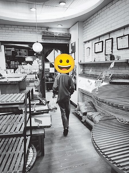 桃園中壢一間麵包店店長16日分享暖心故事,1名國一男童從7年前開始就會到店裡撿紙箱,店長也會請吃麵包,15日晚間遇到他掏出200元要買麵包,更堅持不要被請客,懂事舉動令人動容。(翻攝照片/蔡明亘桃園傳真)