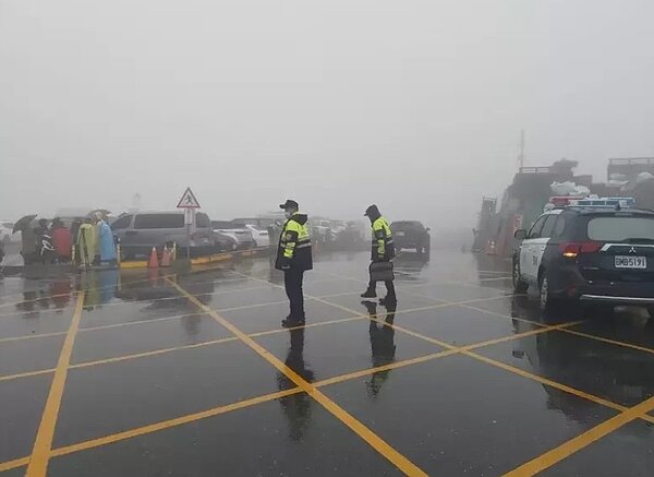 寒流發威,為了預防下雪路面結冰,台14甲線合歡山公路下午5時起封閉管制。圖/仁愛警分局提供