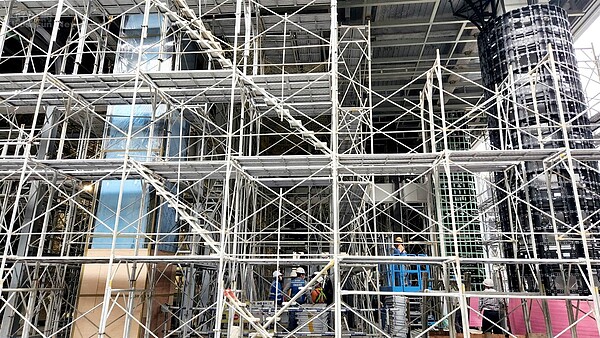 新北沒救了?他怨預售開價誇張...專家反曝「隱憂」:持續在谷底 近期工料雙漲、緊縮土建融及房市交易熱度降溫,民眾免不了擔心,若中小型建商真面臨資金斷鏈的危機,建商倒閉停工潮會讓消費者權益嚴重受損。圖/好房網News記者戴鈺純攝