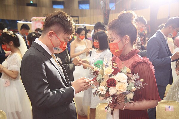 36歲夫妻「買房&生小孩」全都要! 頭期160萬掀兩派熱議:扛得住嗎 台中市連2月結婚率蟬聯六都第一。圖/中市府提供