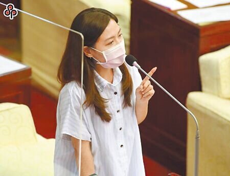 台北市政府16日宣告推熊好券2.0終極加碼，民進黨市議員吳沛憶揭露，此次加碼面額和先前抽籤時發出的熊好券面額相加後，比預算金額超出1.8億元，台北市長柯文哲回應，使用率不會100％，預算不可能超過。（本報資料照片）