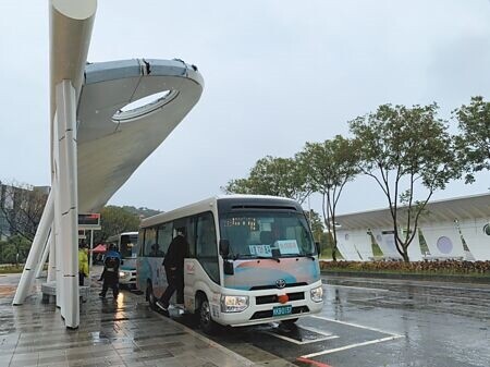 三鶯轉運站17日起與停車場一併試營運，而新闢串聯「陶、藝、山、水」四藝徑的「731陶藝山水」環狀線公車，即起至25日免費試乘。（陳慰慈攝）