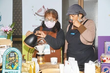 為協助在地咖啡農園深耕品牌特色,嘉義縣農業處舉辦為期3年的咖啡三部曲建置計畫,17日在梅山鄉井頂咖啡莊園茗茶舉辦二部曲發表會,多家業者展現成果。(呂妍庭攝)