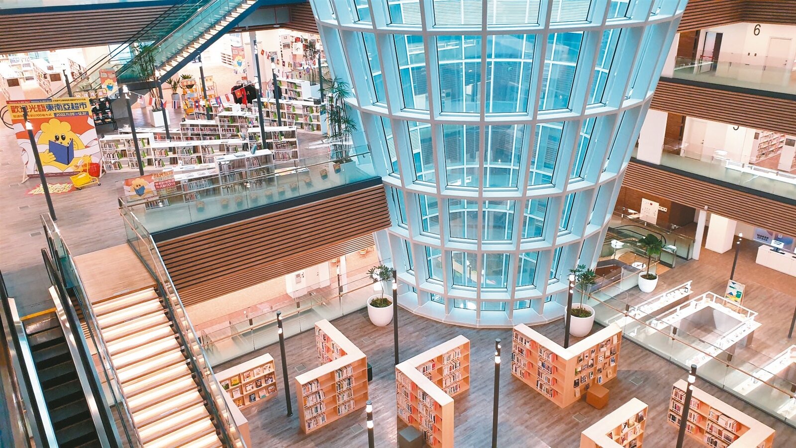 桃園市新總圖昨天開放試營運,內部1到8樓藍色透明圓錐體是綠能通風採光井,是館舍最大亮點。記者鄭國樑/攝影