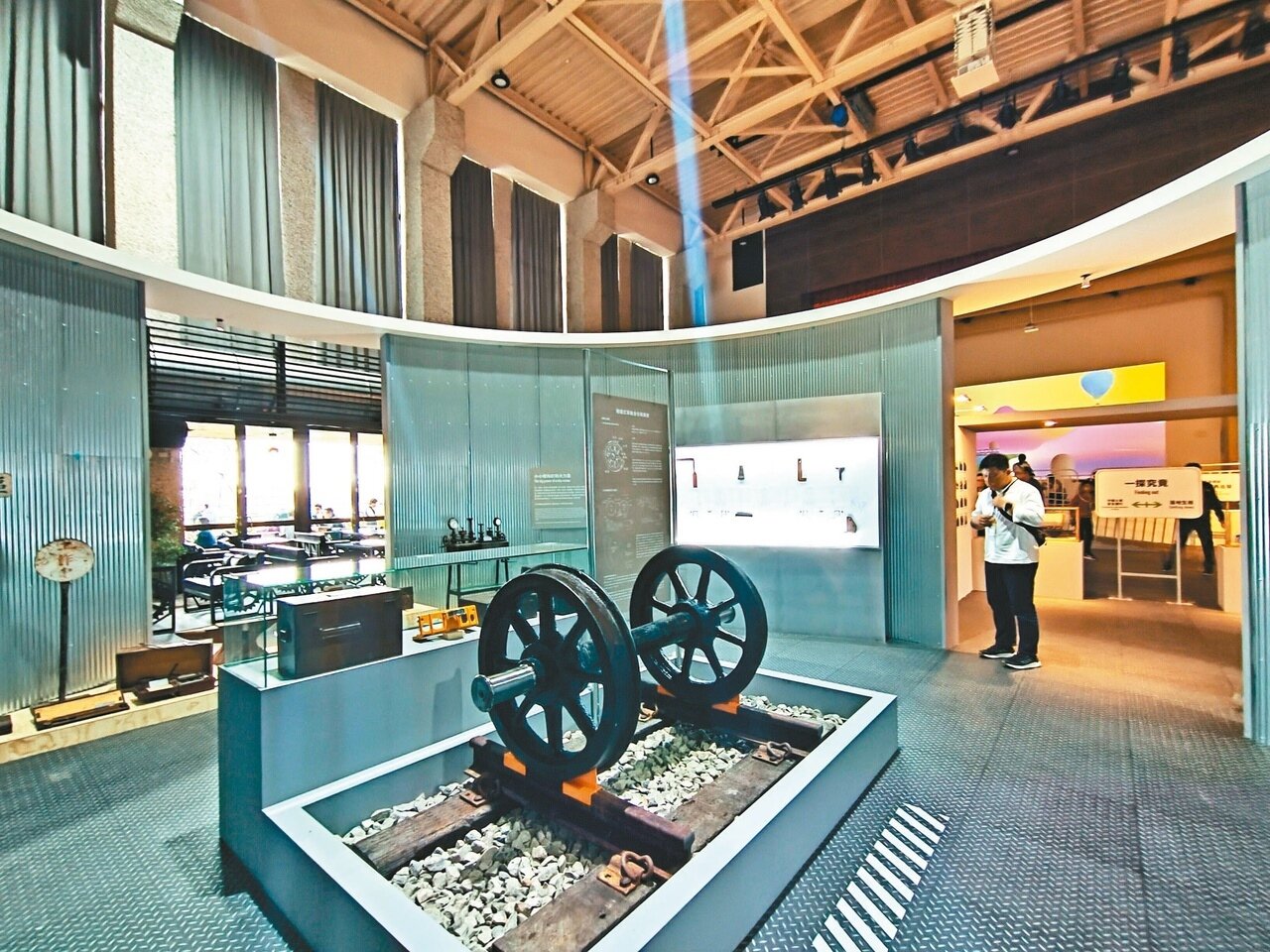 鐵道維修觀光機廠昨天歡喜開幕,「鎮館之寶」是1926年生產的貨車車軸。記者潘欣中/攝影